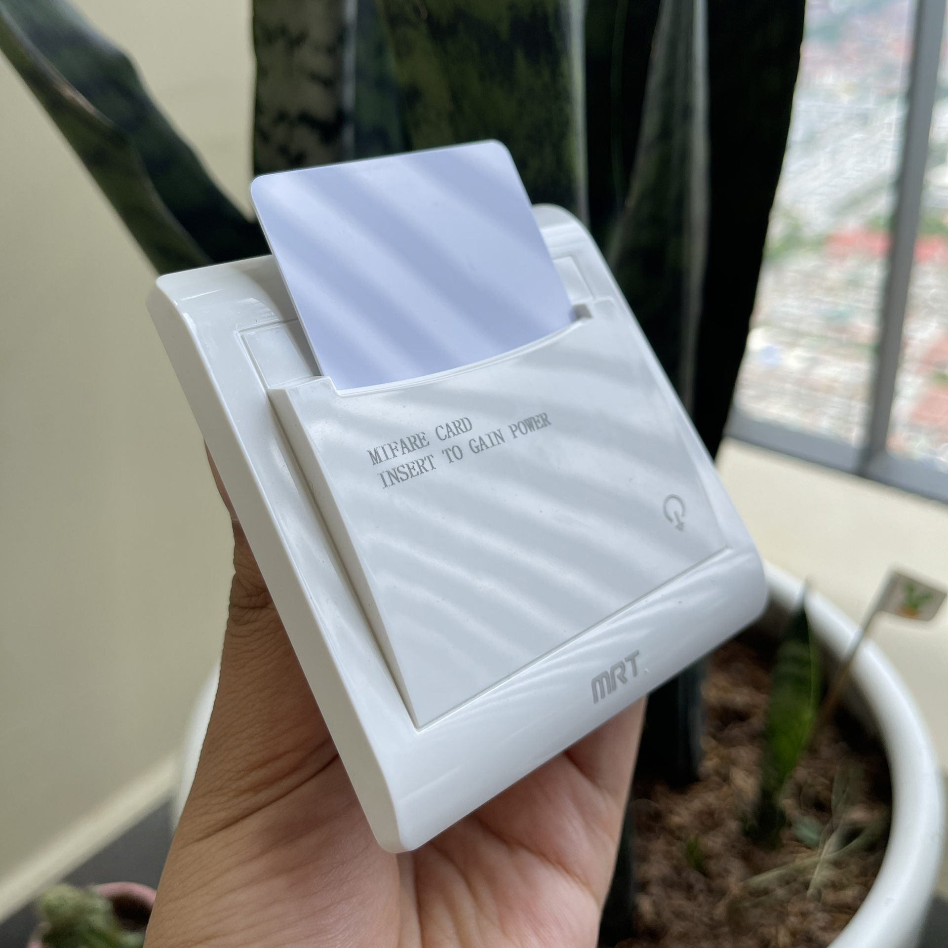 Công tắc thẻ từ khách sạn MRT106-M20 – Hàng chính hãng
